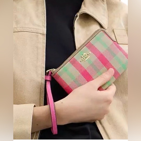Coach
CORNER ZIP WRISTLET WITH PLAID PRINT sold - Picture 4 of 4